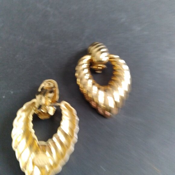 Joan Rivers Large Gold Tone Door Knocker Clip-On Earrings - Picture 4 of 4